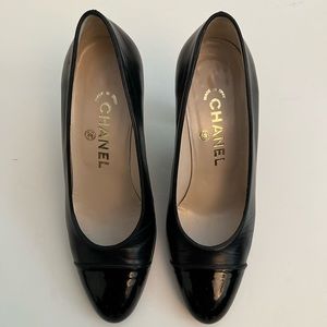 COPY - CHANEL Capzetto Nezo Veznice Black Pumps